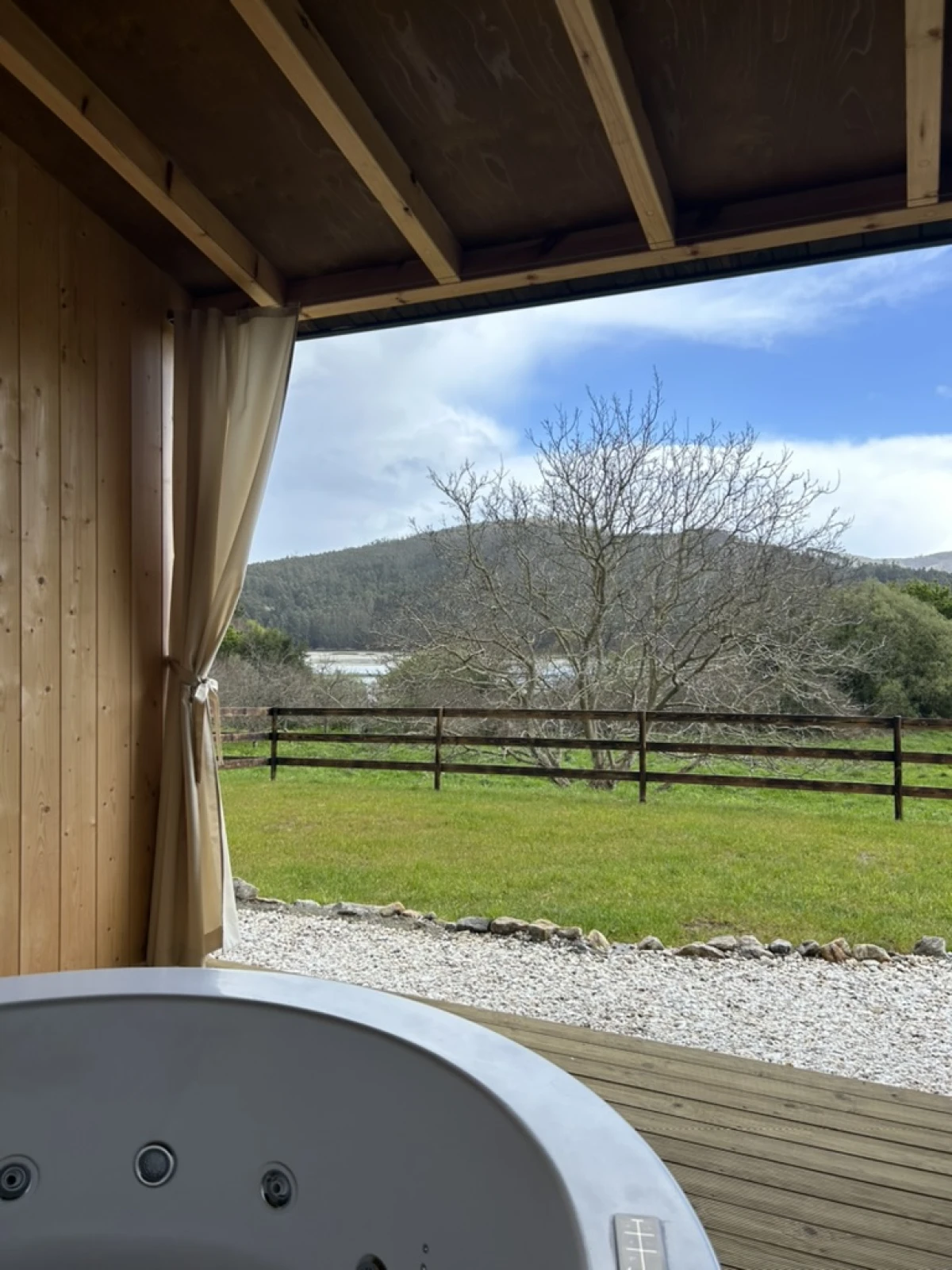 `Imagen 1 de Jacuzzi privado en una cabaña de madera en Galicia