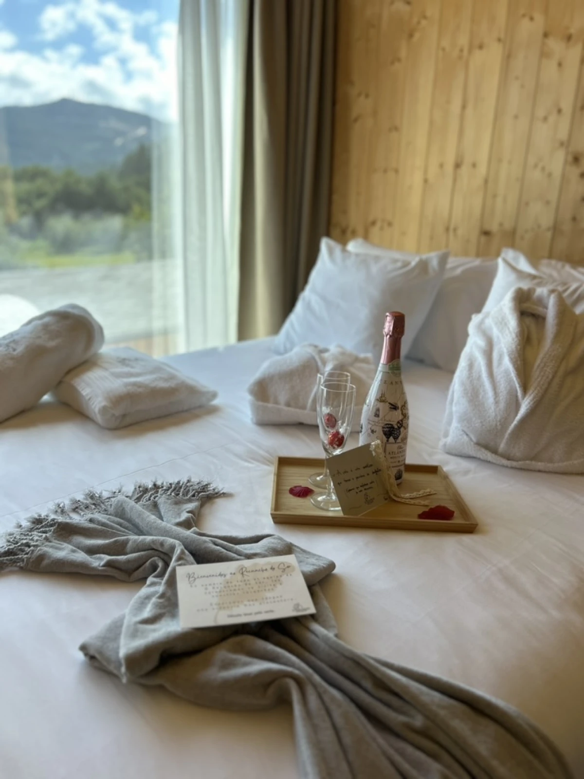 `Imagen 1 de Escapada en San Valentin en una Cabaña de madera con jacuzzi  en Galicia