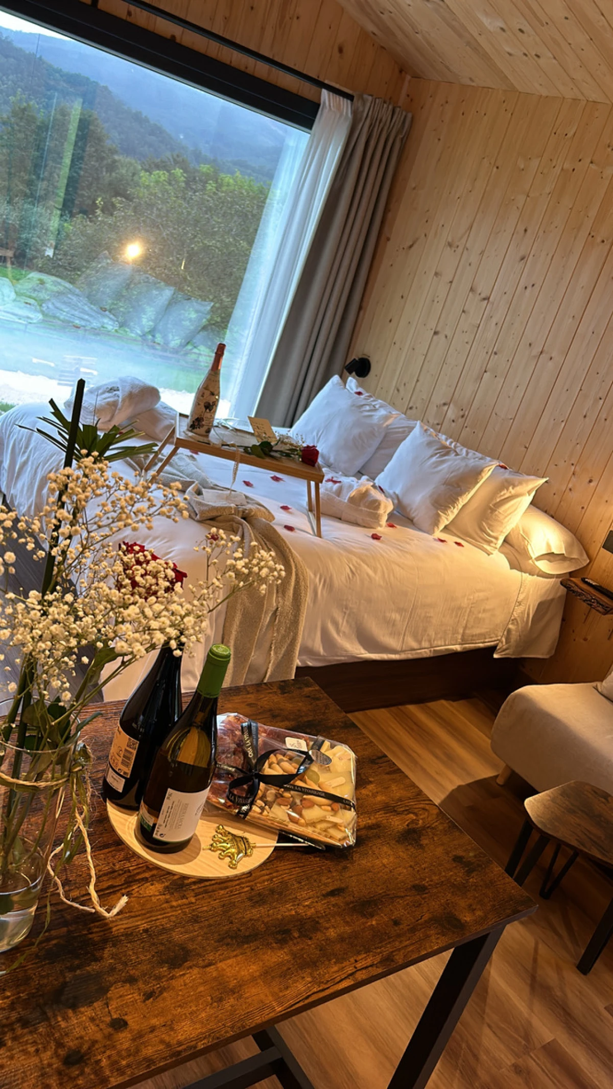 `Imagen 3 de Escapada en San Valentin en una Cabaña de madera con jacuzzi  en Galicia