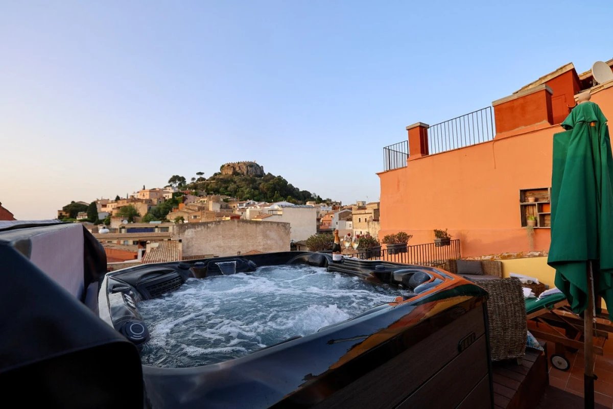 `Imagen 0 de Escapada Jacuzzi Privado con Vistas al Castillo