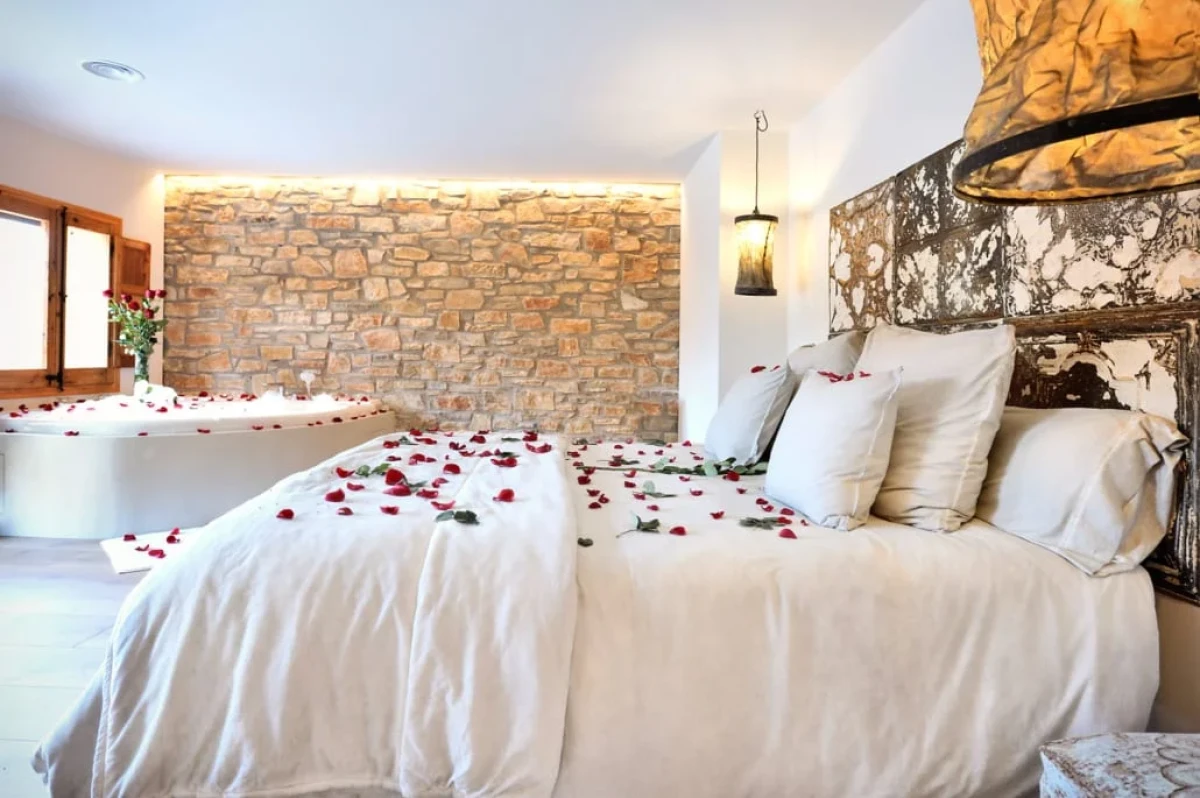 `Imagen 0 de Escapada Romántica con rosas, cava, bombones...