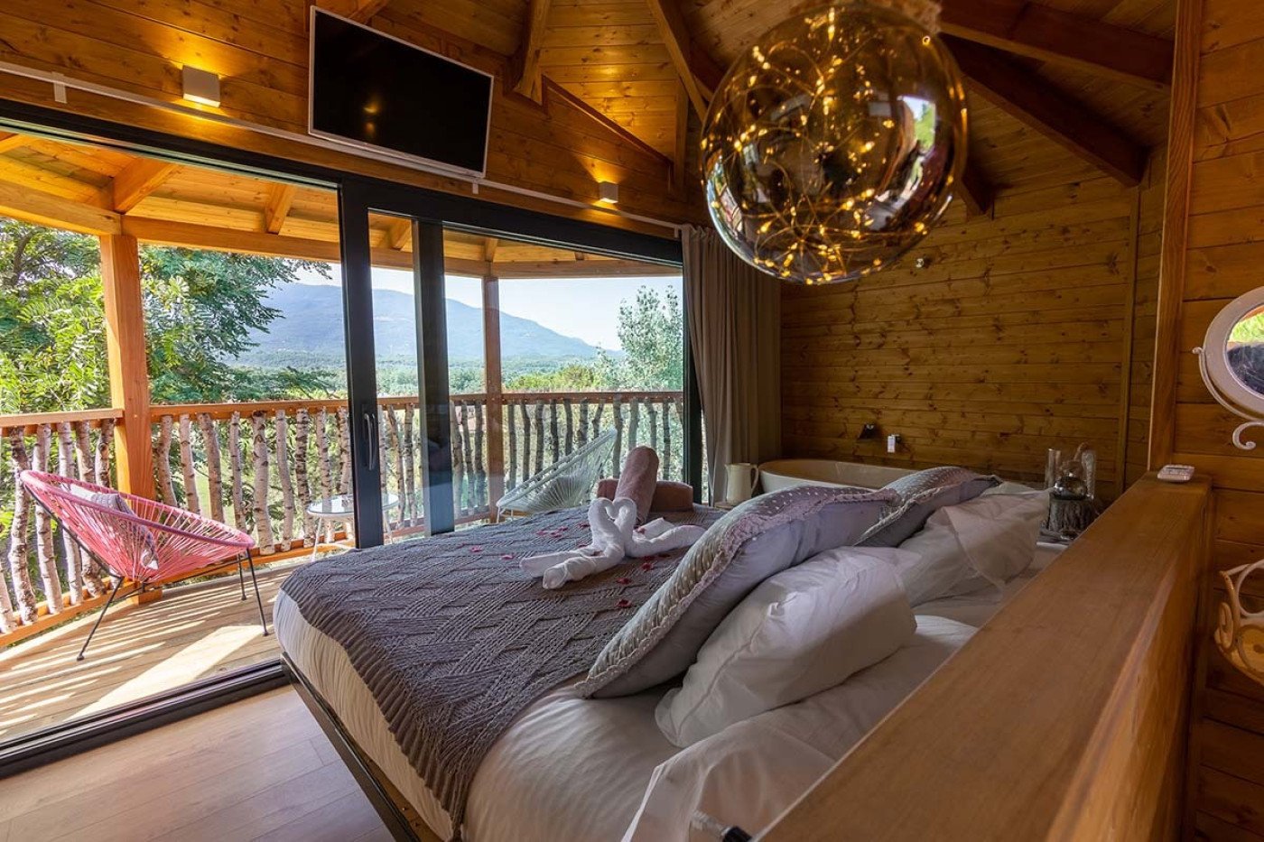 Imagen de la habitación Oreneta - Cabaña romántica en árboles con Bañera hidromasaje