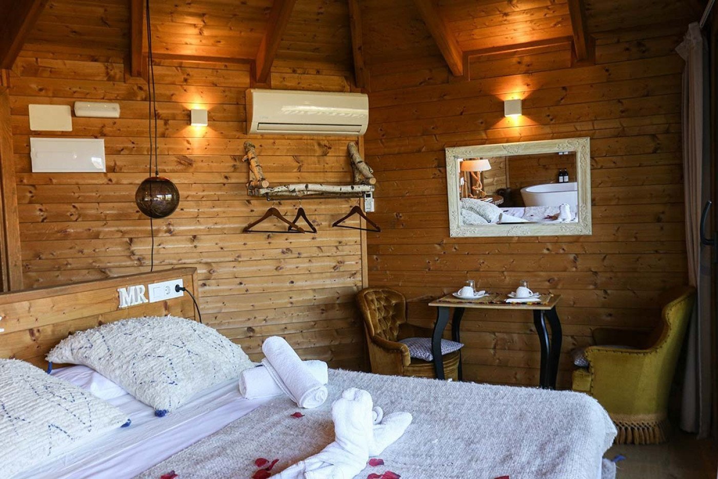 Imagen de la habitación Oreneta - Cabaña romántica en árboles con Bañera hidromasaje