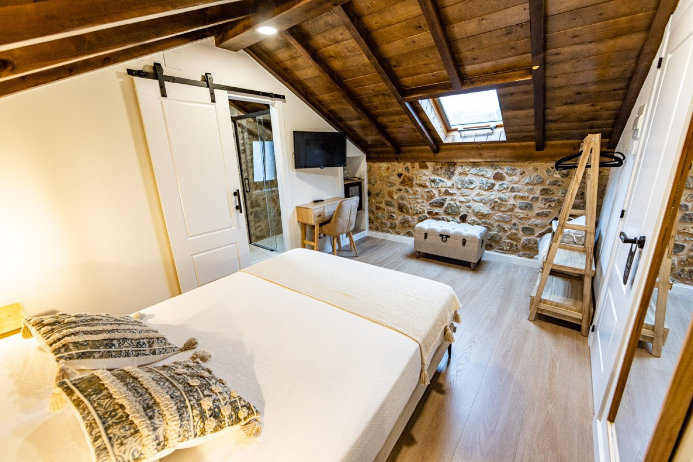 Imagen de la habitación VOLANDEIRA, Habitación Doble Deluxe Bajo Cubierta en Madera
