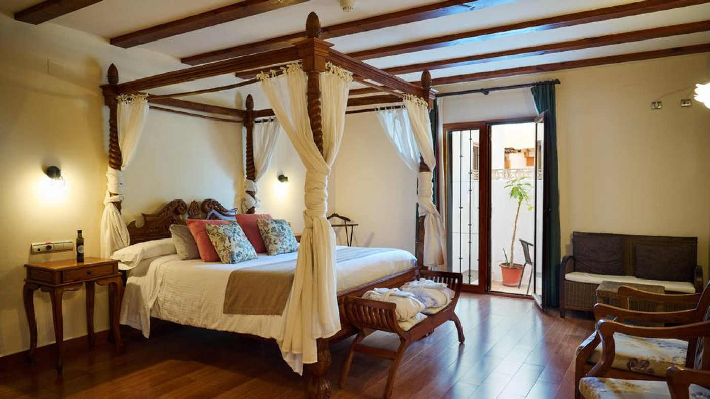 Imagen de la habitación Doble Superior con dosel y terraza