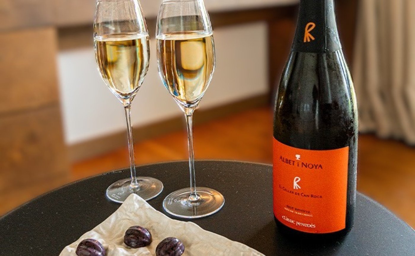Imagen de Botella de Clàssic Penedès y bombones