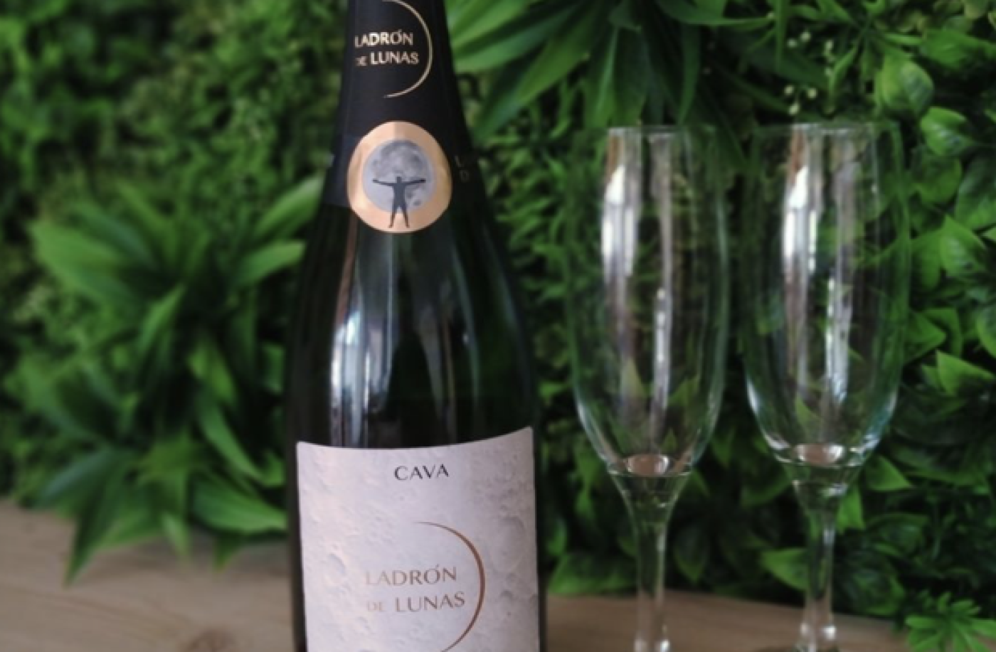 Imagen de Botella de cava en habitación